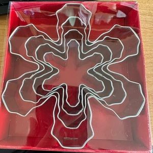 NIP Wilton Nesting Snowflake Cookie Cutter Set Metal Cutters 4 Piece Set NEW